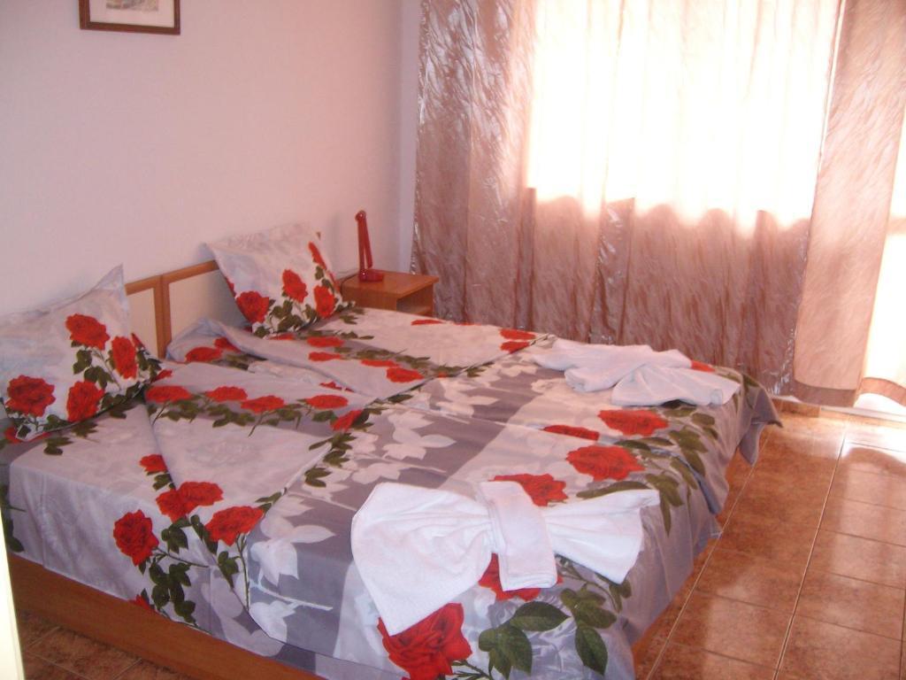 Nelly Guest House Ravda Bilik gambar